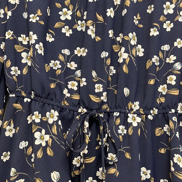Super flattering navy floral dress - Picture 2 of 7